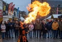 En arrêt maladie, il publie des photos étonnantes sur Facebook : son employeur engage une bataille judiciaire Artiste cracheur de feu réalisant un spectacle avec une immense flamme lors d'un festival en plein air
